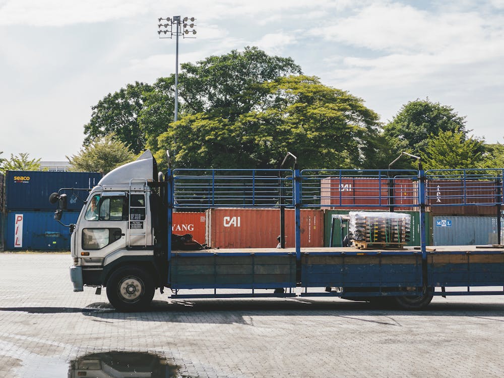 free-photo-of-truck-with-empty-trailer
